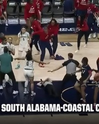 乐鱼体育app-罕见！NCAA女篮爆发斗殴事件：8名球员遭驱逐 女裁判受伤倒地|休斯顿|南部阿拉巴马大学|哈里斯|海岸卡罗莱纳大学|德文-哈里斯_新浪体育_新浪新闻